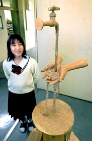 全国高校総合文化祭に出品される立体作品「清水」と作者の楠田華那さん=香寺高校 全国高校総合文化祭に出品される立体作品「清水」と作者の楠田華那さん=香寺高校