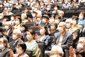 一本締めで式典を締めくくる夫婦ら=アクリエひめじ 一本締めで式典を締めくくる夫婦ら=アクリエひめじ