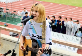 5月上旬のホームゲームでは、ちゃむりんさんがユニホーム姿で歌声を披露した=姫路市内(ASハリマアルビオン提供) 5月上旬のホームゲームでは、ちゃむりんさんがユニホーム姿で歌声を披露した=姫路市内(ASハリマアルビオン提供)