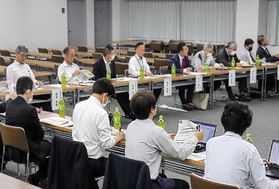 休日の部活動の地域移行について話し合う関係者ら=姫路市役所 休日の部活動の地域移行について話し合う関係者ら=姫路市役所