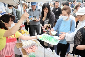 多彩な乾麺が並んだ「播州のめんまつり」の会場=姫路市駅前町 多彩な乾麺が並んだ「播州のめんまつり」の会場=姫路市駅前町