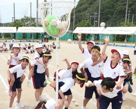 中学生におんぶされ、玉入れをする子どもたち=姫路市家島町坊勢、坊勢スポーツセンター 中学生におんぶされ、玉入れをする子どもたち=姫路市家島町坊勢、坊勢スポーツセンター
