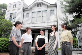 キャンパスにある講堂(奥)の活用法を話し合う学生たち=姫路市新在家本町1