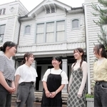 キャンパスにある講堂(奥)の活用法を話し合う学生たち=姫路市新在家本町1