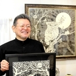 出品作を手に、個展への思いを語る安保真さん=稲美町内のアトリエ