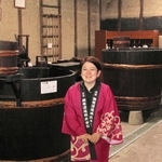 昭和30年代ごろまで酒造りで使っていた道具を展示する旧酒蔵で、今後の意気込みを語る灘菊酒造の川石光佐社長=姫路市手柄1