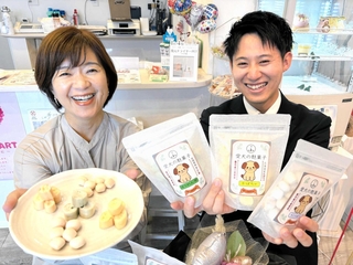 麩メーカーとペットサロンがコラボした「愛犬の麩菓子」をPRする島田匠さん(右)と振角多喜子さん=姫路市市之郷町1