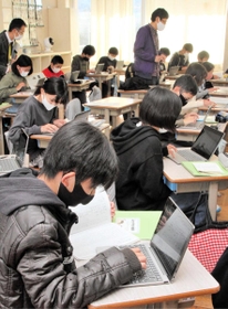 配られたタブレット端末を使い、国語の授業に取り組む子どもたち=比延小学校 配られたタブレット端末を使い、国語の授業に取り組む子どもたち=比延小学校