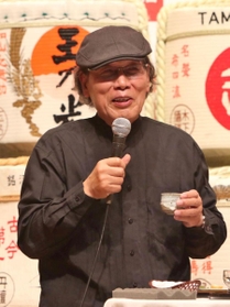 日本酒を飲みながら笑顔を浮かべる吉田類さん=加東市上三草、やしろ国際学習塾 日本酒を飲みながら笑顔を浮かべる吉田類さん=加東市上三草、やしろ国際学習塾