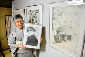 精緻な鉛筆画を展示している藤原さん=旧来住家住宅 精緻な鉛筆画を展示している藤原さん=旧来住家住宅