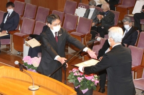 記念の表彰を受ける出席者=加東市上三草 記念の表彰を受ける出席者=加東市上三草