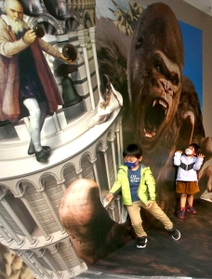 迫力あるだまし絵の前でポーズを取る子どもたち=加東アート館 迫力あるだまし絵の前でポーズを取る子どもたち=加東アート館