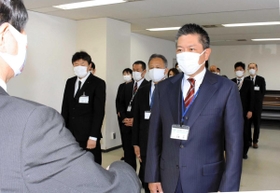 民間企業から加西市に派遣され、辞令交付を受ける工藤聡さん=加西市役所 民間企業から加西市に派遣され、辞令交付を受ける工藤聡さん=加西市役所