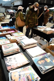 古本市では商店街内の駐車場に多くの人が集まった=3月7日、西脇市西脇 古本市では商店街内の駐車場に多くの人が集まった=3月7日、西脇市西脇