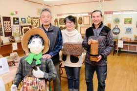 かかしや木彫り、能面などの作品と出品した入居者たち=多可町中区岸上 かかしや木彫り、能面などの作品と出品した入居者たち=多可町中区岸上