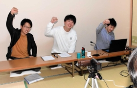 右からじんさん、ふじわらよしひろさん、下江一将さん。加西の魅力を生配信で紹介した=加西市北条町北条 右からじんさん、ふじわらよしひろさん、下江一将さん。加西の魅力を生配信で紹介した=加西市北条町北条