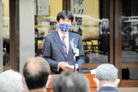 閉庁式であいさつする片山市長=西脇市郷瀬町 閉庁式であいさつする片山市長=西脇市郷瀬町