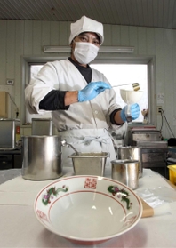 目の前にお客さんがいると思って。ラーメン鉢を置きスープ作りに励む齋藤善雄さん=加東市上滝野 目の前にお客さんがいると思って。ラーメン鉢を置きスープ作りに励む齋藤善雄さん=加東市上滝野