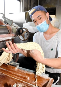自家製麺を作る柳勇希さん=加西市北条町古坂2 自家製麺を作る柳勇希さん=加西市北条町古坂2