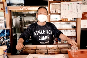 「お客さんの悩み相談にも乗る」。気取らない雰囲気が魅力の畑純司さん=多可町中区森本 「お客さんの悩み相談にも乗る」。気取らない雰囲気が魅力の畑純司さん=多可町中区森本