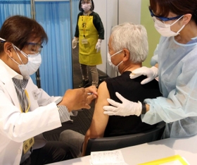 医師からワクチン注射を受ける高齢者=加東市役所 医師からワクチン注射を受ける高齢者=加東市役所