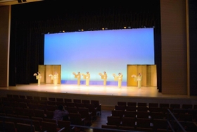 新しいホールで日本舞踊を踊る市民=西脇市下戸田 新しいホールで日本舞踊を踊る市民=西脇市下戸田