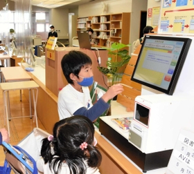 新たに導入された自動貸出機=加西市立図書館 新たに導入された自動貸出機=加西市立図書館
