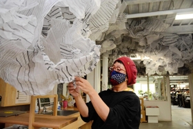 播州織工房内で現代アートを制作するAYUMI ADACHIさん=西脇市比延町 播州織工房内で現代アートを制作するAYUMI ADACHIさん=西脇市比延町