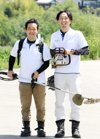 チェーンソーと草刈り機を手に笑顔を見せる丸山聖平さん(右)と相知優介さん=加東市上滝野 チェーンソーと草刈り機を手に笑顔を見せる丸山聖平さん(右)と相知優介さん=加東市上滝野