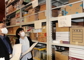 毎日続く収蔵品の整理。倉庫を見る山本学芸員(左)と藤原学芸員=小野市西本町 毎日続く収蔵品の整理。倉庫を見る山本学芸員(左)と藤原学芸員=小野市西本町