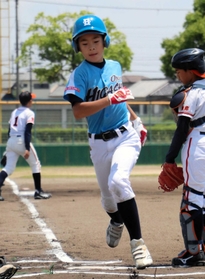 左越えのランニングホームランを放ち本塁を踏む小野東スポーツ少年団の藤田篤志主将=加東市グリーンヒル・スタジアム 左越えのランニングホームランを放ち本塁を踏む小野東スポーツ少年団の藤田篤志主将=加東市グリーンヒル・スタジアム