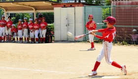 6回、本塁打を放つ自由が丘レッドファイターズの登口樹選手=三木市別所町 6回、本塁打を放つ自由が丘レッドファイターズの登口樹選手=三木市別所町