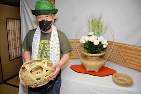 60歳から始めた竹細工で個展を開いた足立敏朗さん=旧来住家住宅 60歳から始めた竹細工で個展を開いた足立敏朗さん=旧来住家住宅