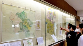講座の後、古絵図を見入る市民ら=加西市地域交流センター 講座の後、古絵図を見入る市民ら=加西市地域交流センター