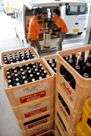 注文を受け、ビール瓶を車に載せる藤井酒販の従業員=西脇市鹿野町(撮影・伊田雄馬) 注文を受け、ビール瓶を車に載せる藤井酒販の従業員=西脇市鹿野町(撮影・伊田雄馬)
