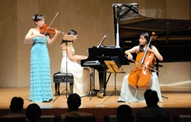 息の合った音楽を奏でる3人=やしろ国際学習塾 息の合った音楽を奏でる3人=やしろ国際学習塾