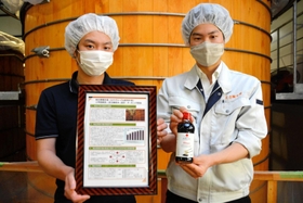 輸出の強化に取り組む足立裕さん(左)と弟の学さん=多可町加美区西脇 輸出の強化に取り組む足立裕さん(左)と弟の学さん=多可町加美区西脇