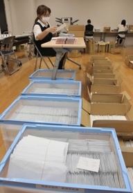 発送前に接種券を整理する関係者たち=加東市社 発送前に接種券を整理する関係者たち=加東市社