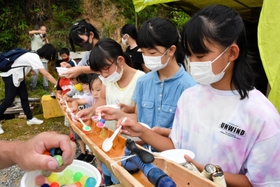 スーパーボールすくいを楽しむ子どもたち=加西市河内町 スーパーボールすくいを楽しむ子どもたち=加西市河内町