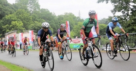全力で自転車を前に進める選手ら=加東市下滝野 全力で自転車を前に進める選手ら=加東市下滝野