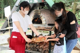 手作り窯を使ったピザなどが提供された「きすみのマルシェ」のイベント=小野市下来住町 手作り窯を使ったピザなどが提供された「きすみのマルシェ」のイベント=小野市下来住町
