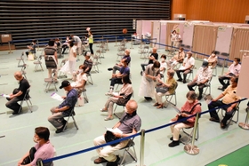 順調に進む集団接種。だが、ワクチンの供給不足が心配されている=加西市健康福祉会館 順調に進む集団接種。だが、ワクチンの供給不足が心配されている=加西市健康福祉会館