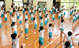 「加西版」に合わせてラジオ体操をする児童たち=賀茂小学校 「加西版」に合わせてラジオ体操をする児童たち=賀茂小学校