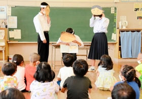 児童に絵本の読み聞かせをする中学生=西脇市黒田庄町石原 児童に絵本の読み聞かせをする中学生=西脇市黒田庄町石原