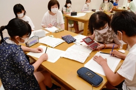 読書感想文に取り組む児童ら=西脇市野村町茜が丘 読書感想文に取り組む児童ら=西脇市野村町茜が丘