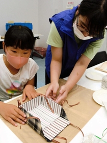 西脇北高生に教わりながら、カルトナージュを作る児童=西脇市野村町茜が丘 西脇北高生に教わりながら、カルトナージュを作る児童=西脇市野村町茜が丘