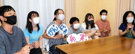 テレビの前でエールを送る母親の千洋さん(左から3人目)といとこの榎真菜さん(同5人目)ら=小野市 テレビの前でエールを送る母親の千洋さん(左から3人目)といとこの榎真菜さん(同5人目)ら=小野市