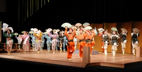 新作狂言「根日女」を演じる加西市こども狂言塾の塾生たち=同市民会館 新作狂言「根日女」を演じる加西市こども狂言塾の塾生たち=同市民会館