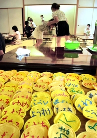 食堂を利用する子どもらの名札が並ぶ。運営するNPO法人「ペイフォワード」は居場所づくりに力を尽くしてきた=加東市社、市社福祉センター 食堂を利用する子どもらの名札が並ぶ。運営するNPO法人「ペイフォワード」は居場所づくりに力を尽くしてきた=加東市社、市社福祉センター