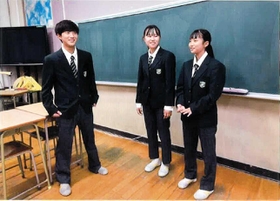 昨年の最優秀作に選ばれた「男女ともスラックスです!」(西脇市提供) 昨年の最優秀作に選ばれた「男女ともスラックスです!」(西脇市提供)